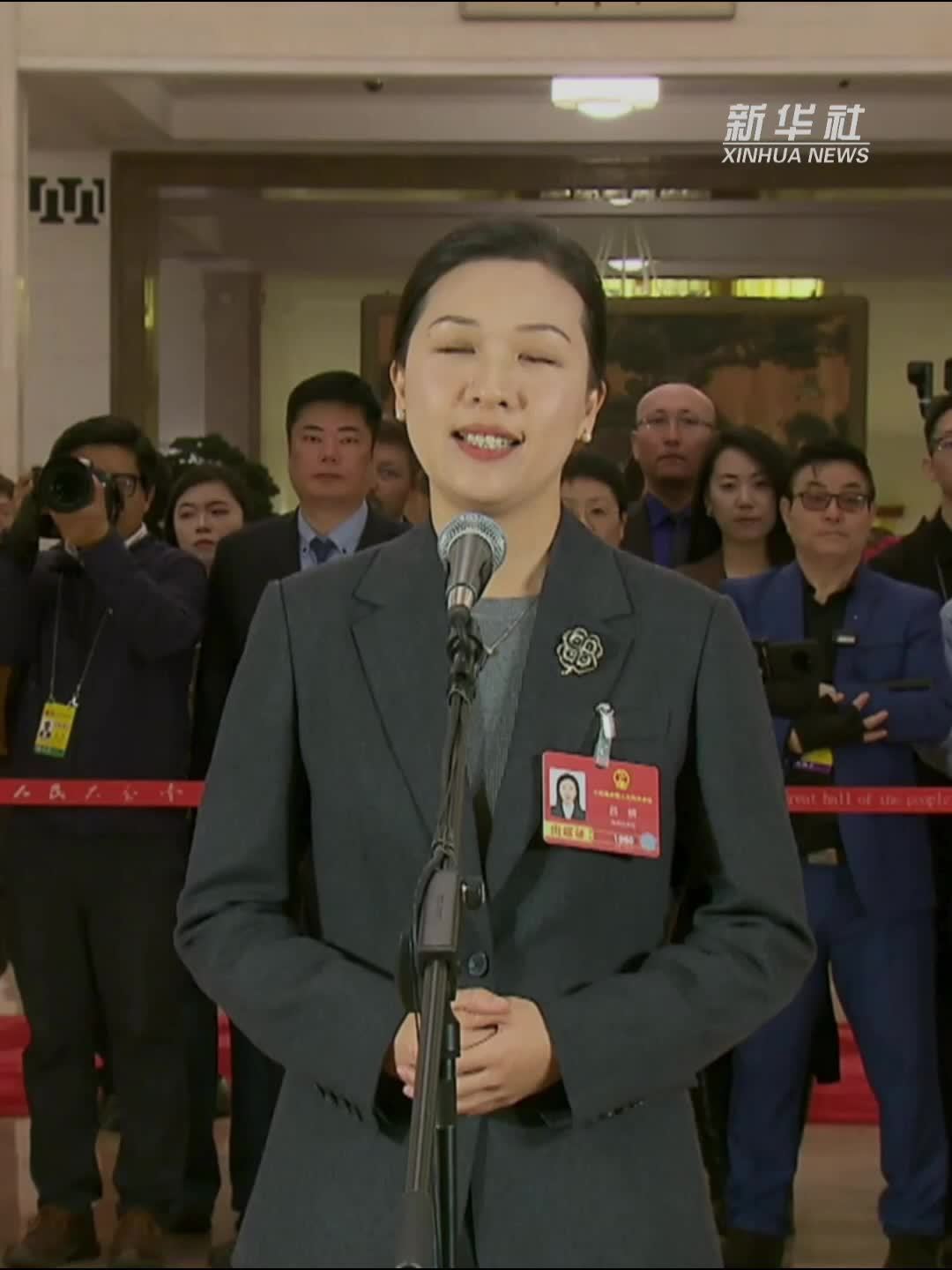 两会通道背后的故事｜会上树的鸡、会冲浪的鱼和“五只脚”的猪