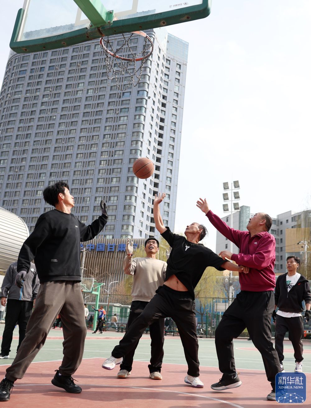 3月17日，市民在兰州市体育公园的篮球场打篮球。