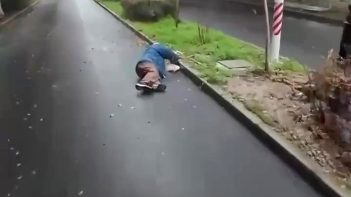 外卖小哥扶起摔倒老人，送单折返寻人撞见老人再次摔倒