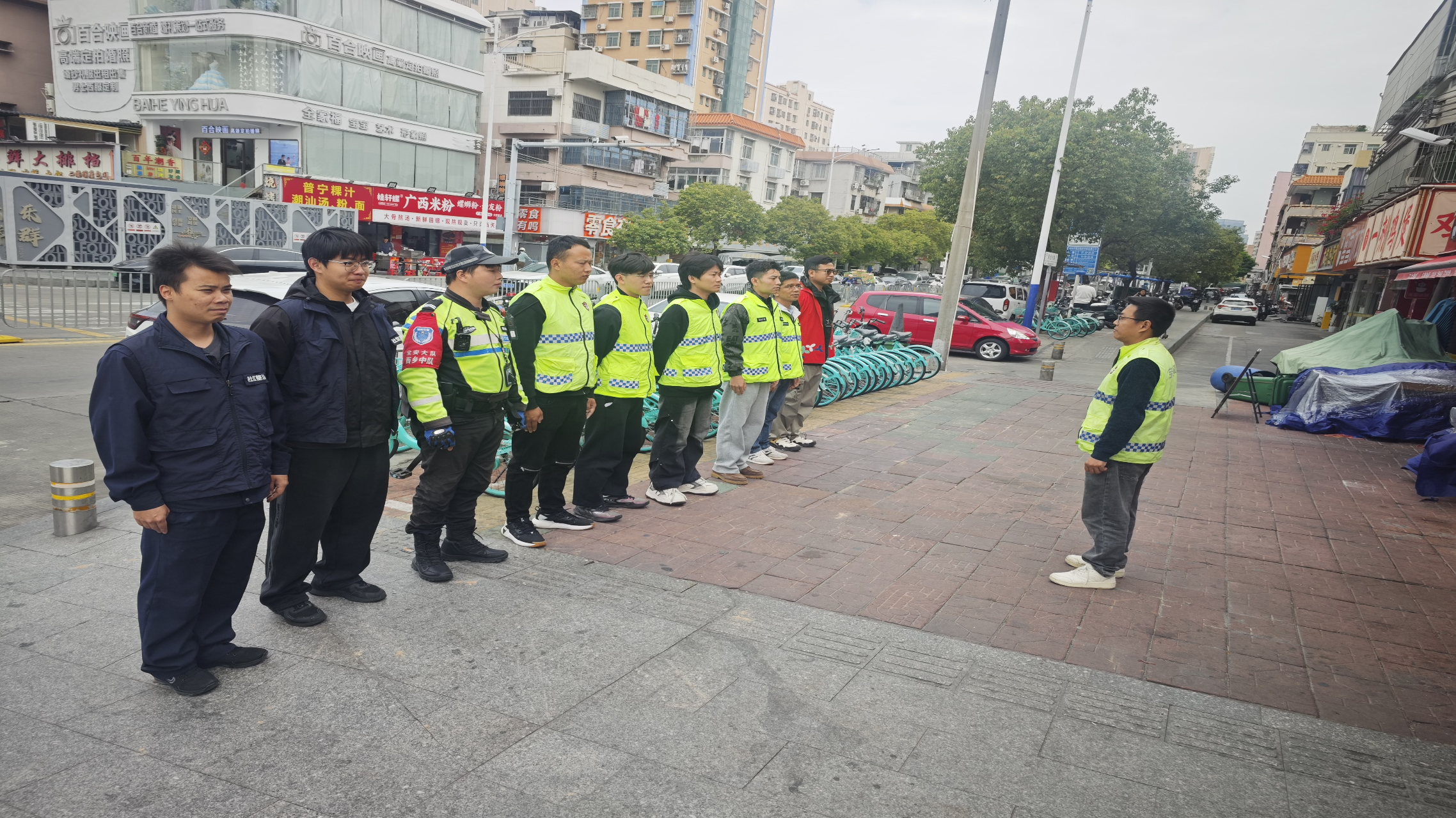 乐群社区居民出行路被堵？乱停乱放必查处，联合交警亮罚单！此次行动处罚30台，警告32台。