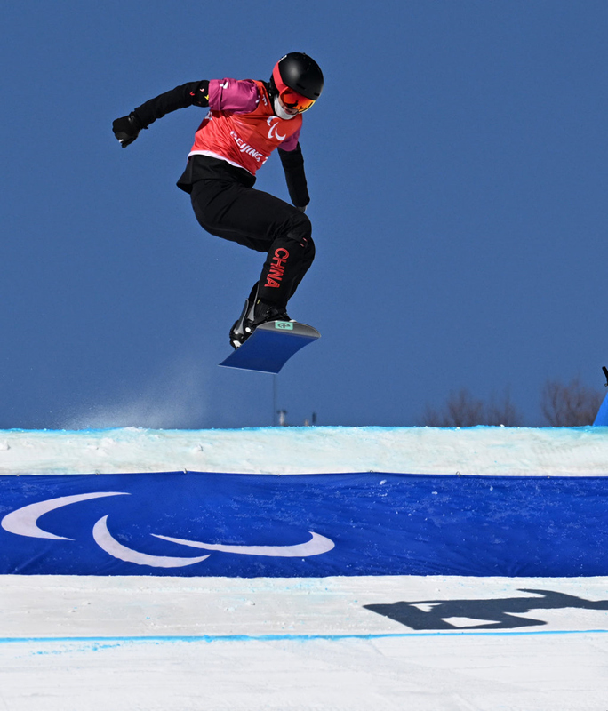 2022年3月7日，河北运动员纪立家在北京冬残奥会残奥单板滑雪男子障碍追逐UL级比赛中。