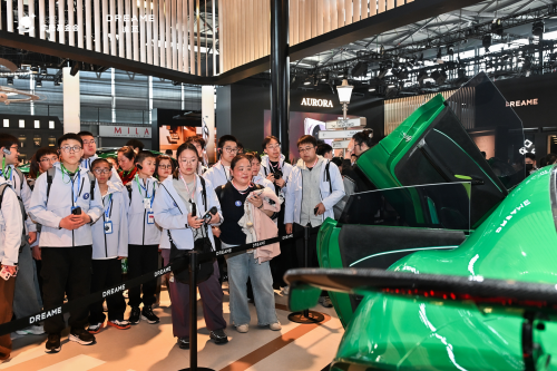 图：小小科学家在AWE追觅宇宙展馆智能汽车展区