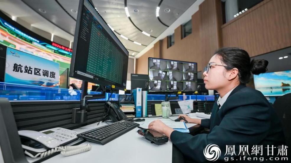 兰州中川国际机场航站调度区内，工作人员为飞行安全保驾护航。李德宇　摄