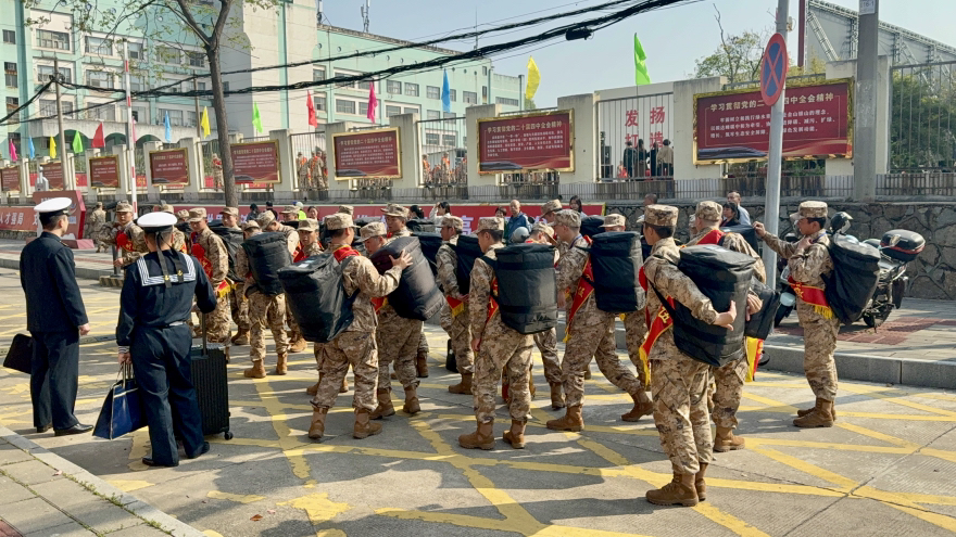 赣州300余名新兵踏上军旅征程（图）