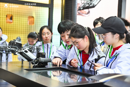 AWE首迎百位青少年，俞浩慈善基金会携“小小科学家”探秘追觅宇宙