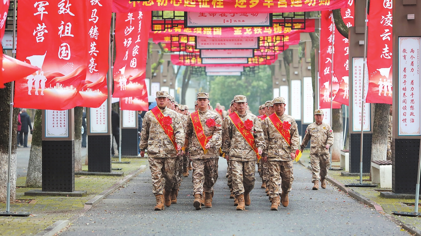 ▶新兵步入欢送仪式现场。岳阳日报全媒体记者董科袁泉摄