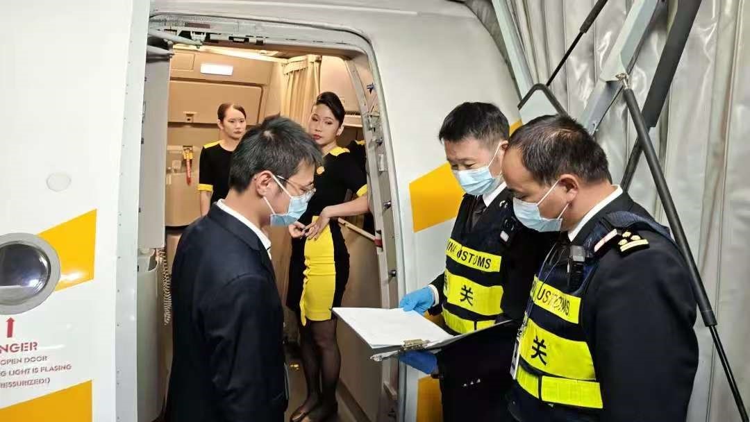 海关关员登临航空器开展检查 摄影黄凯
