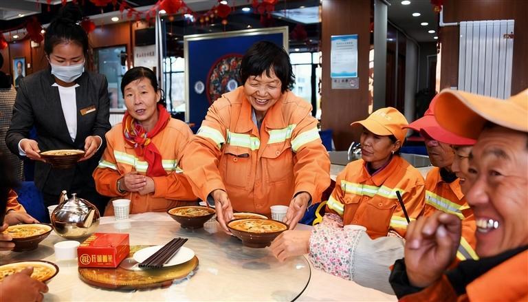 旺湖湘菜馆里，工作人员为环卫工人送上暖心热餐