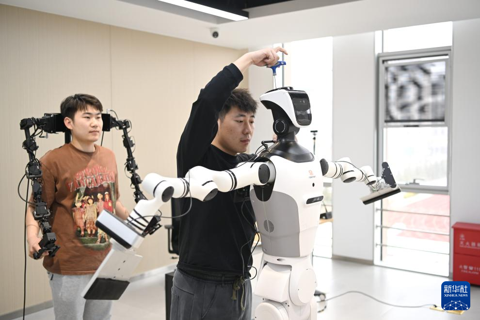 3月17日，在中国雄安集团数字城市科技有限公司具身智能训练场，工作人员对机器人进行调试。
