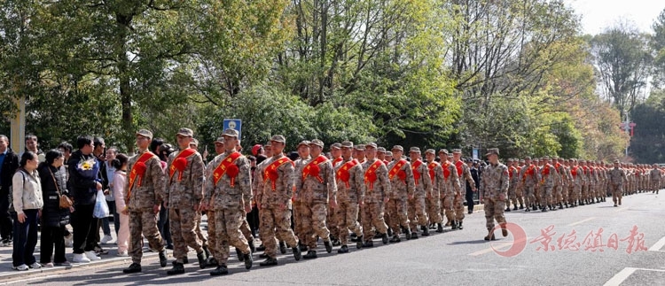 胸戴大红花的120名新兵正昂首挺胸踏上军旅征程。