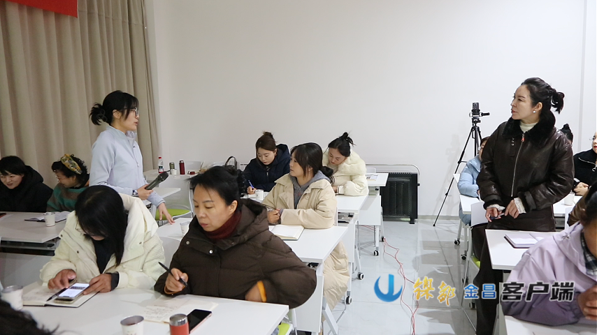 △培训课堂互动环节,学员们踊跃提问交流,在实战探讨中深化电商知识学习。