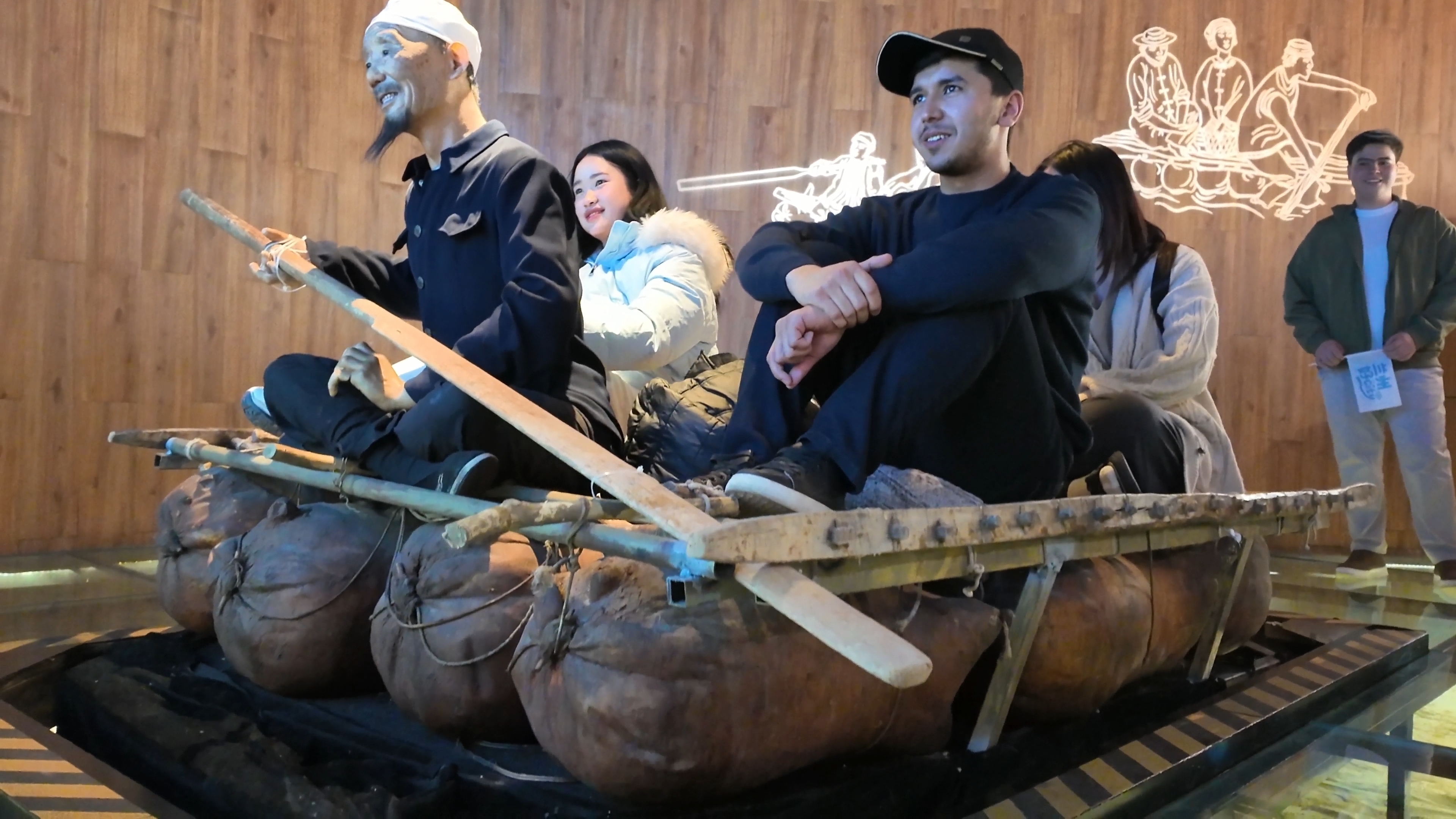 留学生体验乘坐羊皮筏子