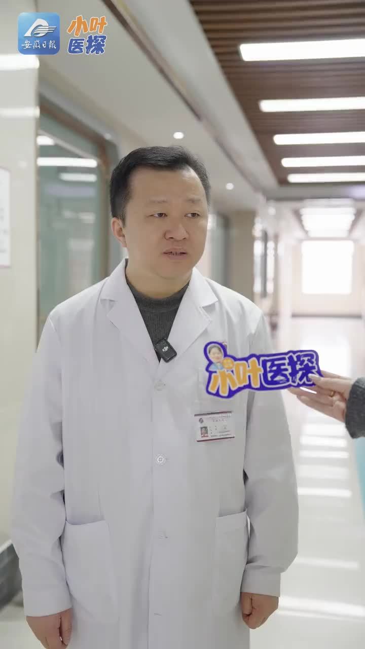 耳机“焊”在耳朵上？听力正悄悄受损！现在很多年轻人喜欢把耳机“焊”在耳朵上，走路戴、睡觉戴，殊不知这一习惯正悄悄伤害着听力健康。上海中医药大学附属曙光医院安徽医院耳鼻咽喉头颈外科主任医师吴飞虎提醒