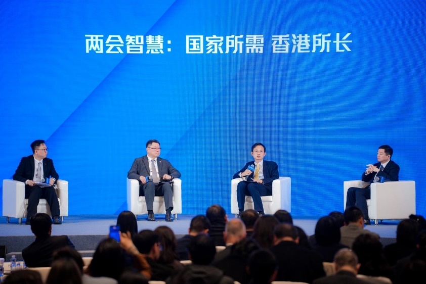 华泰金融控股(香港)有限公司首席实施官王磊(右二)