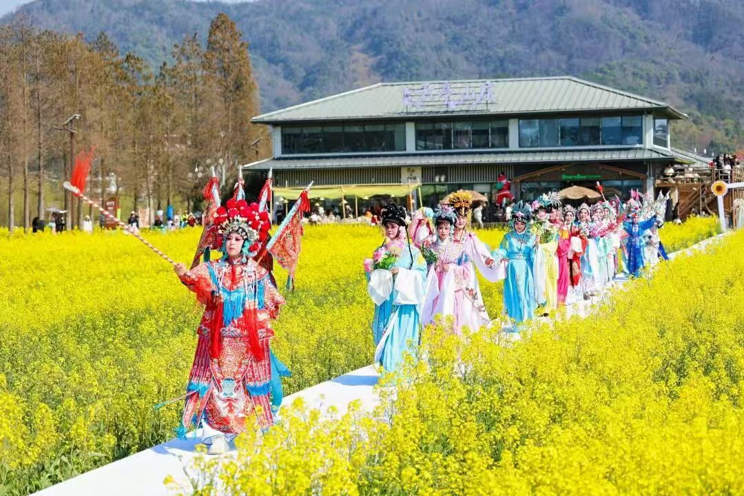 春满花田 国风霓裳:庐山市温泉镇油菜花游园会浪漫启幕