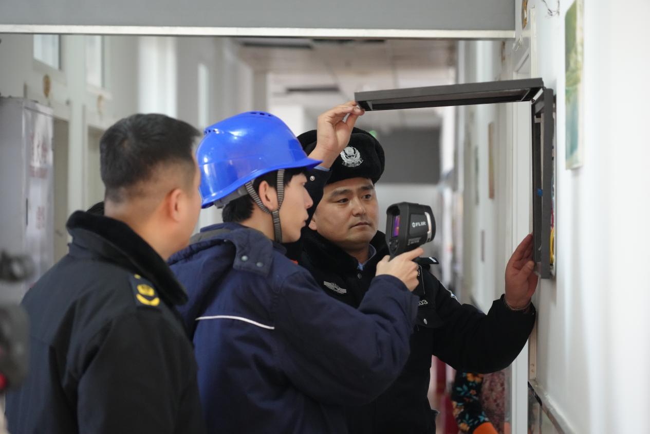 依兰县公安局民警联合相关部门检查养老机构用电设备