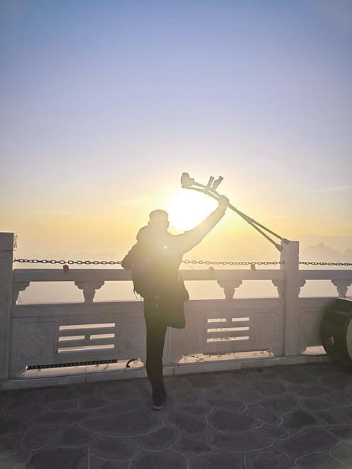 王辉登顶古武当山。边义婷 摄