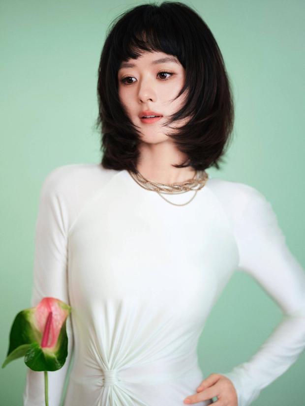 赵丽颖的皮肤白嫩,很有少女感。