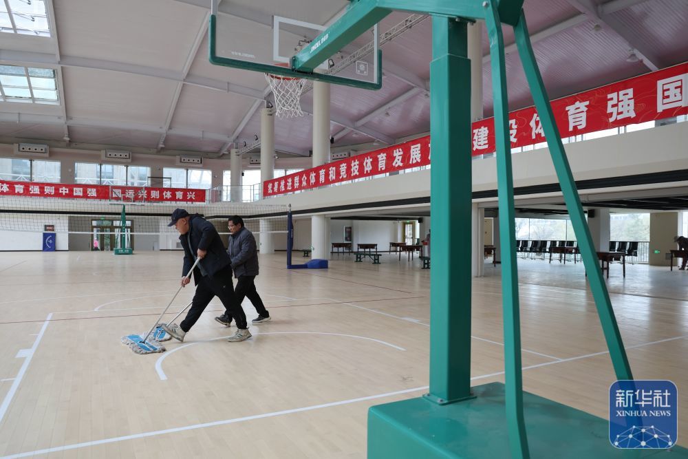 3月18日，工作人员在改造完成即将投用的兰州市全民健身中心进行地板保洁工作。