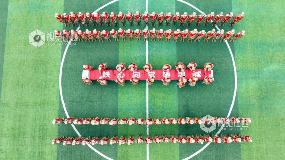 2026年3月15日，江西省宜春市万载县举行2026年上半年新兵入伍欢送仪式，新兵在签名。