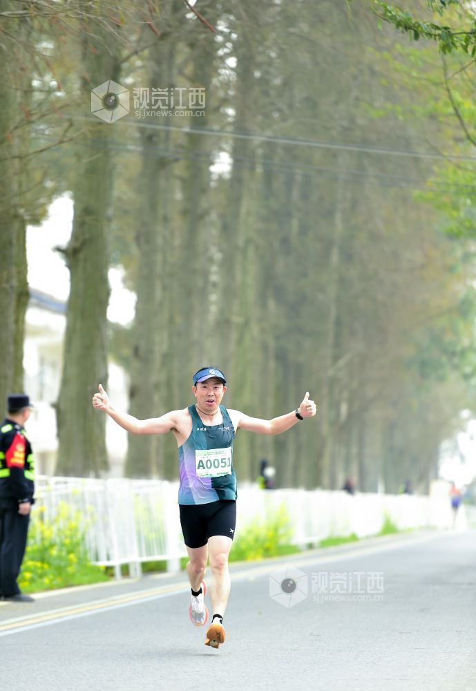 2026年3月15日，南昌半程马拉松开赛，选手奋力奔跑，以昂扬姿态驰骋赛道。