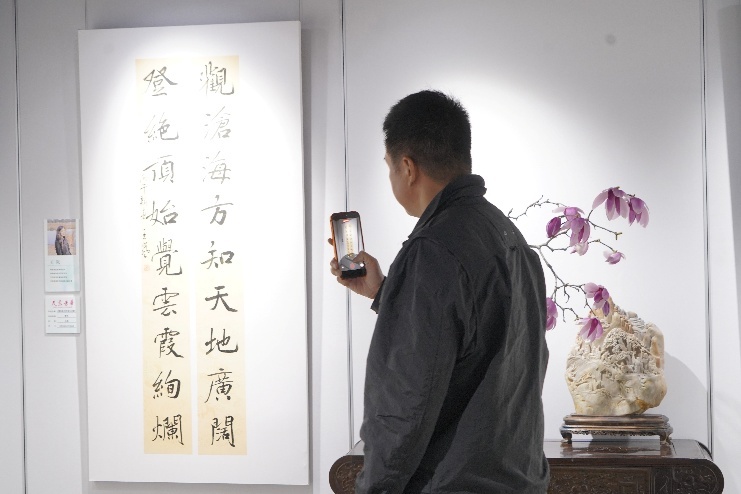 那志东忙着录视频