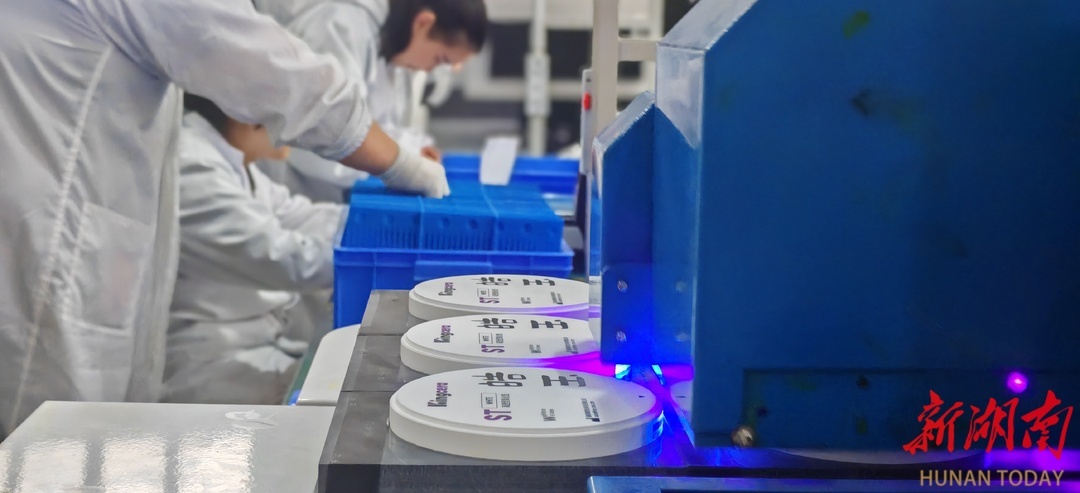 湖南清皓普众科技有限公司生产线上的高性能氧化锆材料。通讯员 摄