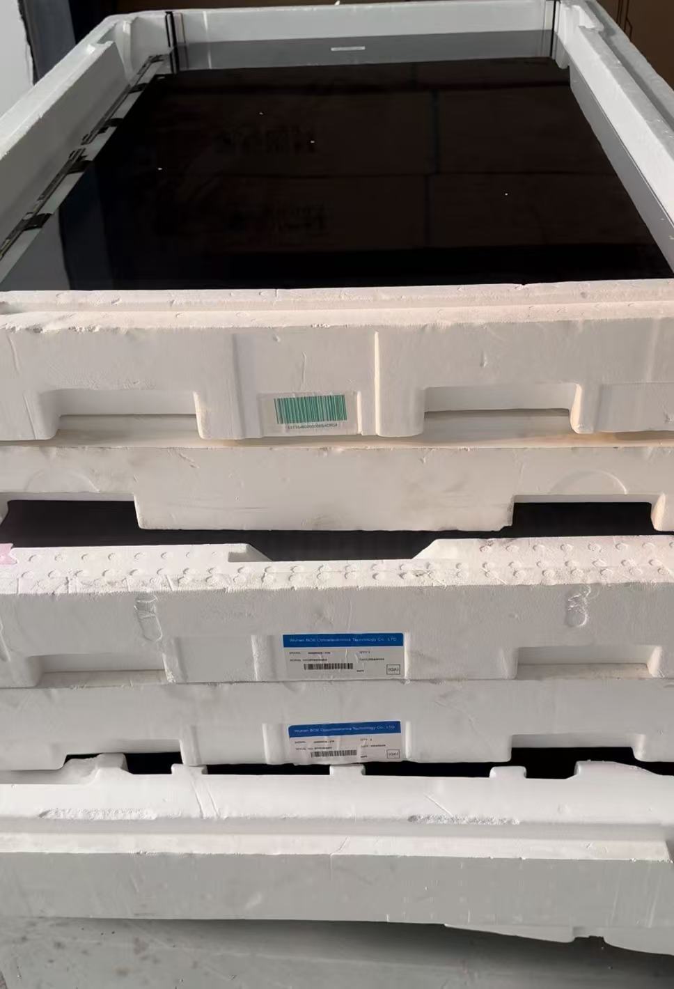 仓库中除了堆放有包装好待发货的电视机外,还有不少电视屏幕。澎湃新闻记者 王鑫 图