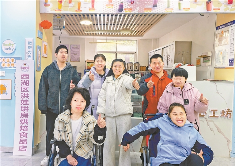 “洪娃饼房”的创业者们。　　 本报全媒体记者 侯艺松摄