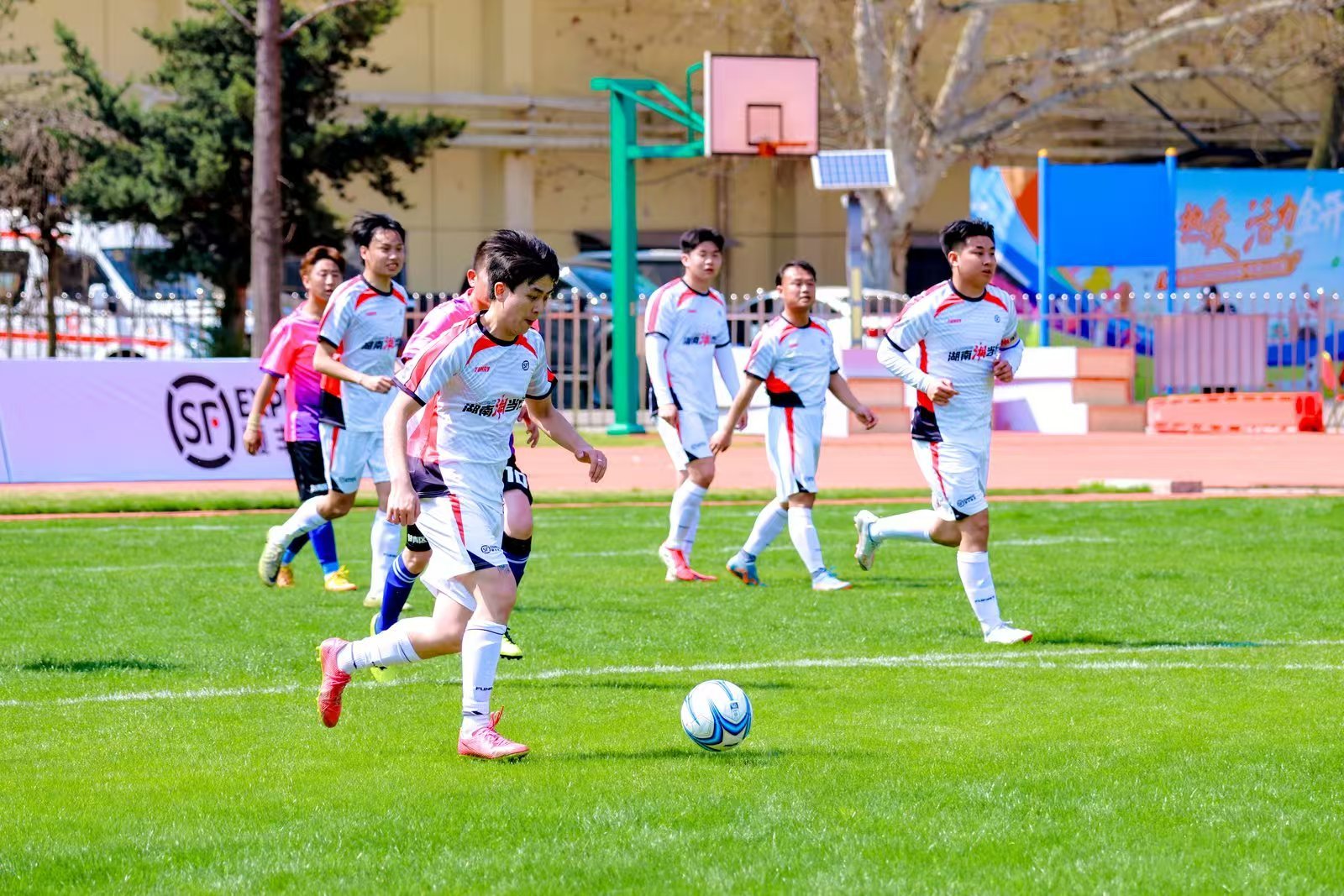 无人机“空投”开球！专属顺丰小哥的足球赛在长沙开幕