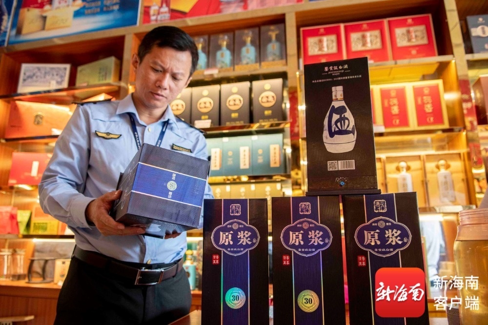 执法人员对涉嫌侵权的白酒进行检查。记者 蒙健 摄