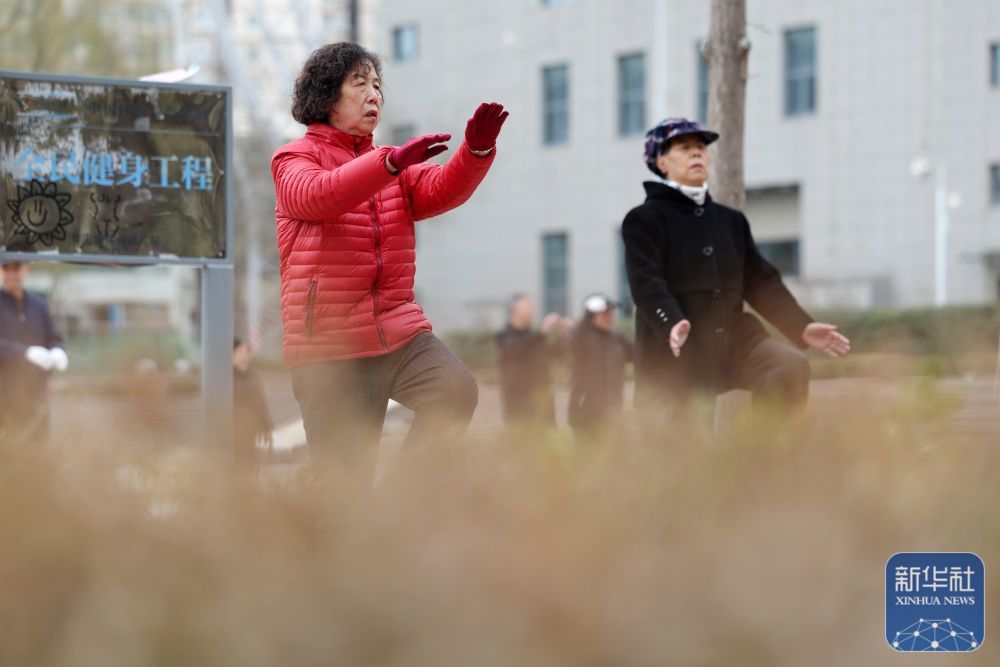 3月18日，市民在兰州市体育公园的广场上锻炼身体。