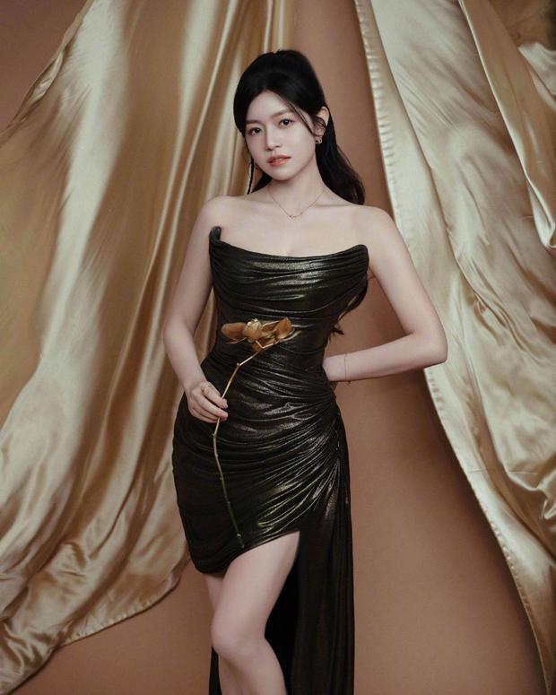 陈妍希手握金花拍写真大片。