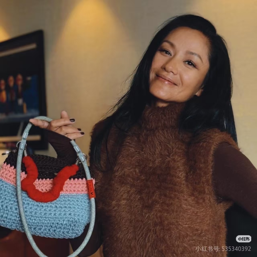 瞿颖穿的毛衣和手上的包都是她的手工作品