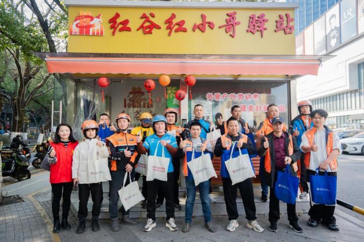 工作人员向“红谷红小哥”两司两员群体传递消保反诈知识。