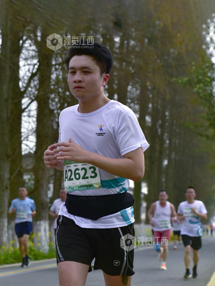 2026年3月15日，南昌半程马拉松鸣枪，参赛选手稳步前行。