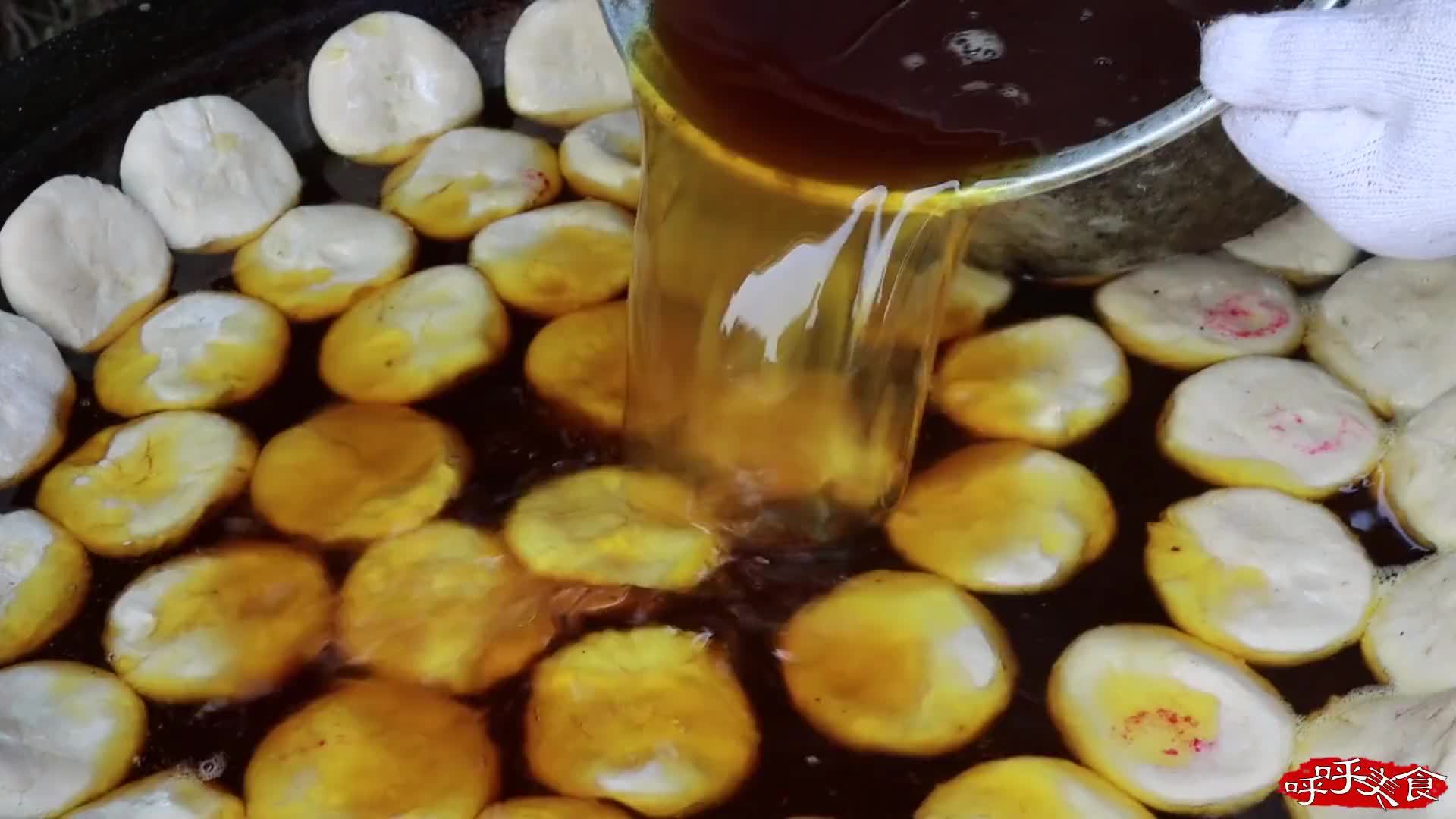 盐城大爷卖小吃，一锅饼放半锅三斤油，1.5元一个每天卖3000个