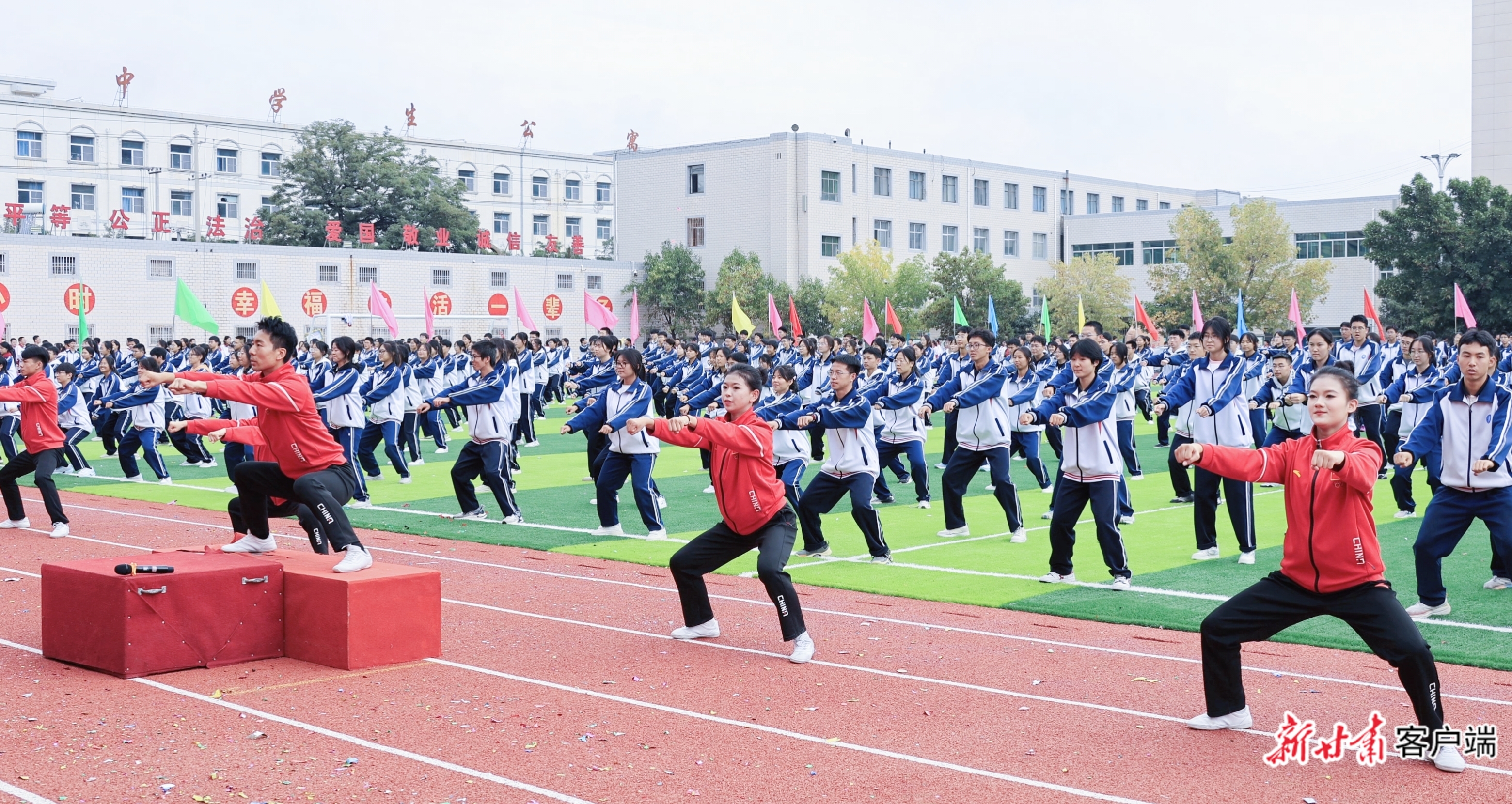 靖远县第一中学，学生正在进行大课间活动。