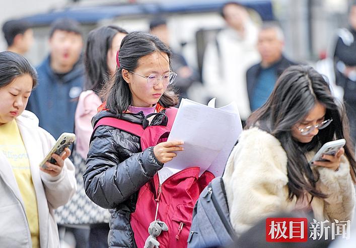 不少考生等候入场时仍在抓紧时间复习 摄影：楚天都市报极目新闻记者刘中灿