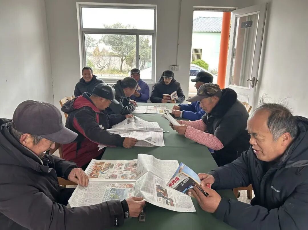 图为唐洋镇敬老院老人在活动室开展文娱活动