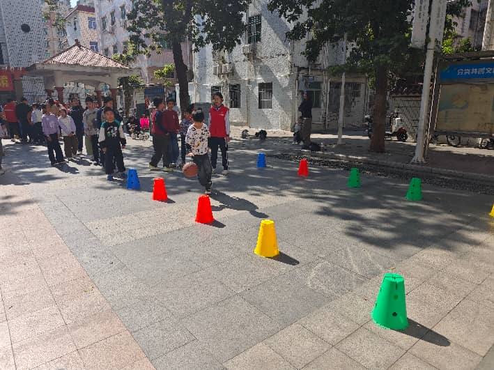 家长和孩子们一起开心地不倒森林项目
