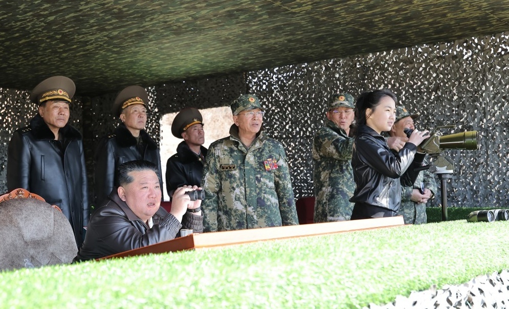 金正恩携女视察坦克兵部队