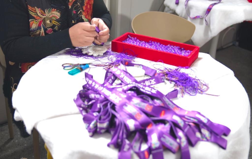 3月13日，绳编艺人在进行奖牌绶带装配。新华社记者 董笑坤 摄