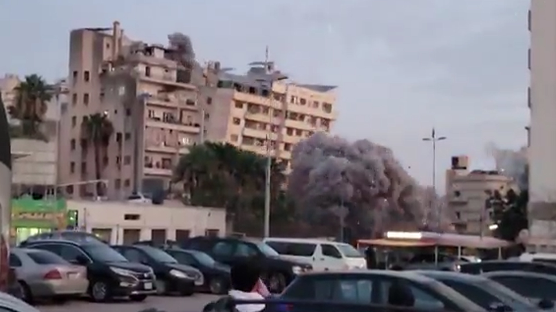 以色列空袭贝鲁特市中心，一栋15层建筑被瞬间夷为平地，现场黑烟滚滚