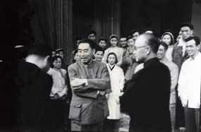 1960年,周恩来与上海人艺首任院长黄佐临及《枯木逢春》剧组交谈。