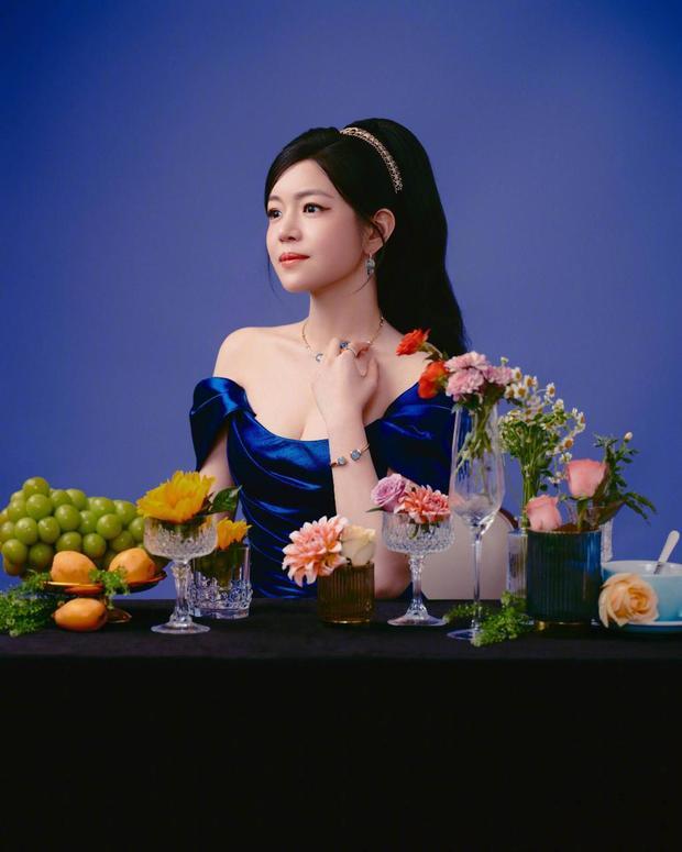 搜狐娱乐讯 18日,陈妍希在社交平台上晒出一组写真美照,她穿着深蓝色礼裙大方秀好身材,与繁花同框合影宛若油画中的性感美人!
