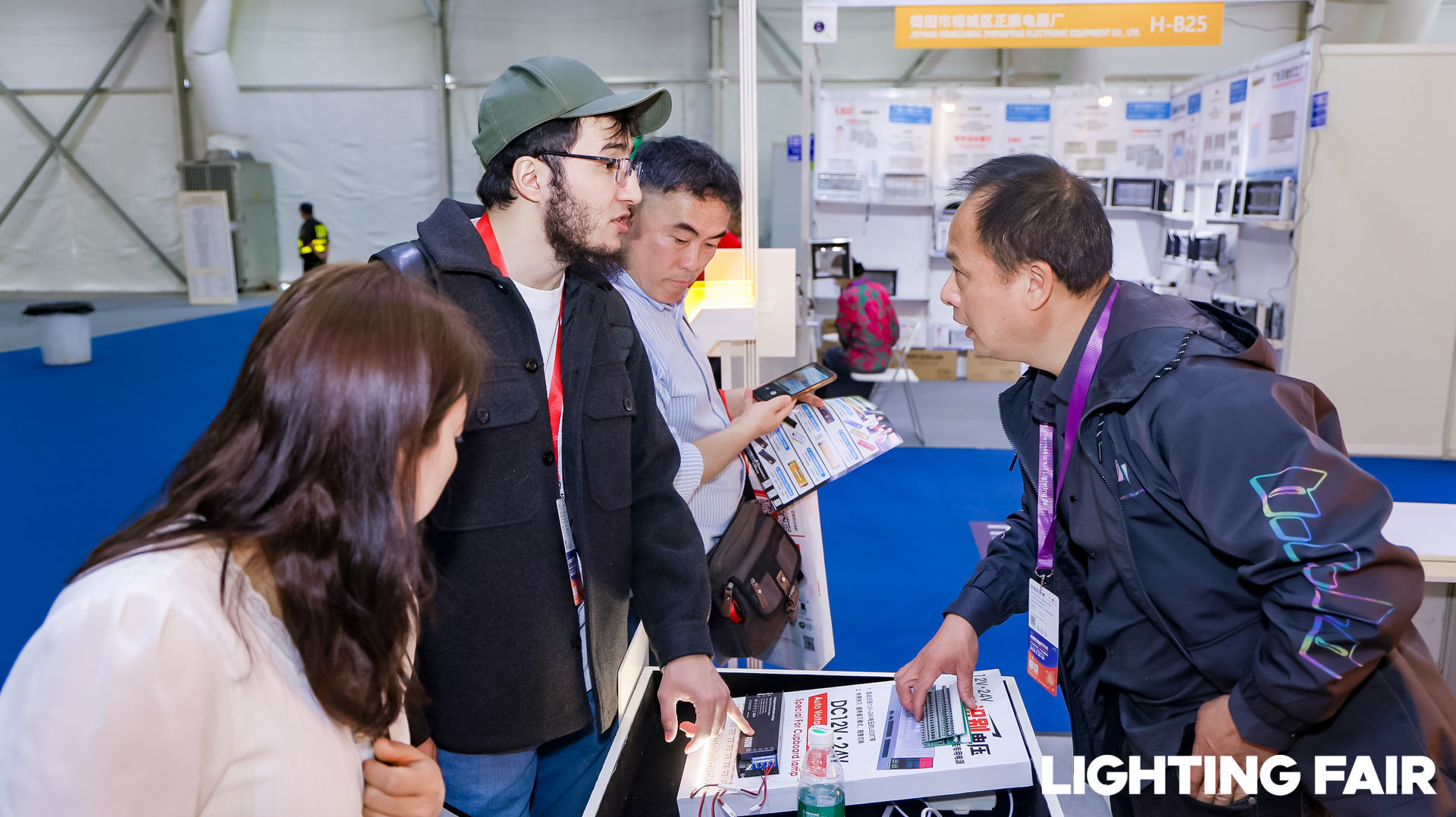 第34届古镇灯博会启幕 超150万平方米展区链接全球商机