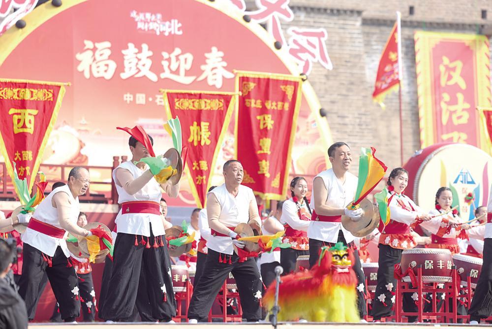 3月15日，演员在石家庄市正定古城进行“大西帐保丰鼓”表演。 新华社发　（梁子栋　摄）