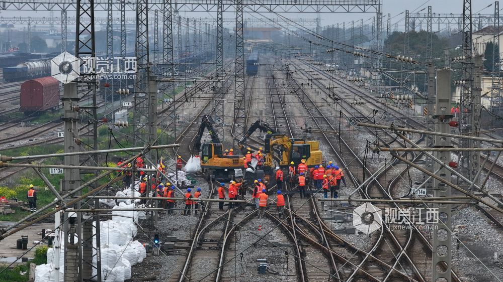 南昌工务段在向塘西Ⅱ场进行道岔清筛施工 祝路平 摄