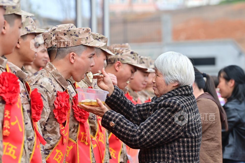 2026年3月15日，江西省宜春市万载县举行2026年上半年新兵入伍欢送仪式，一位奶奶在给自己的孙子喂食饺子。